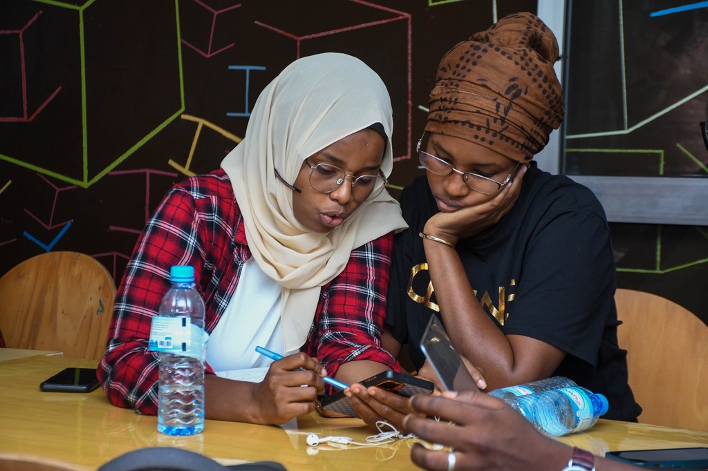 Lutte contre la désinformation et les propos haineux